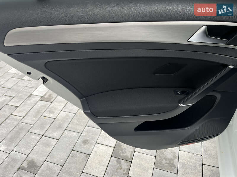 Хетчбек Volkswagen Golf 2014 в Чернівцях