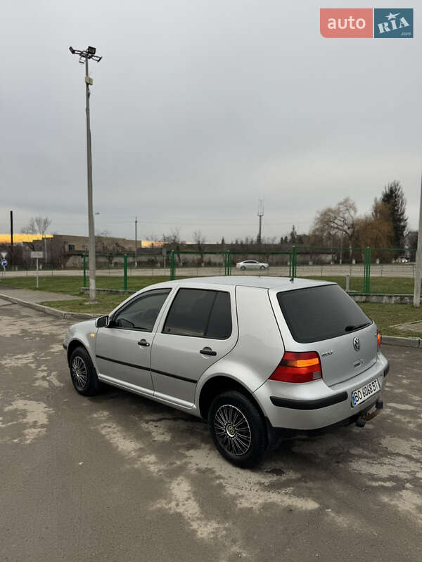 Хетчбек Volkswagen Golf 2003 в Борщеві