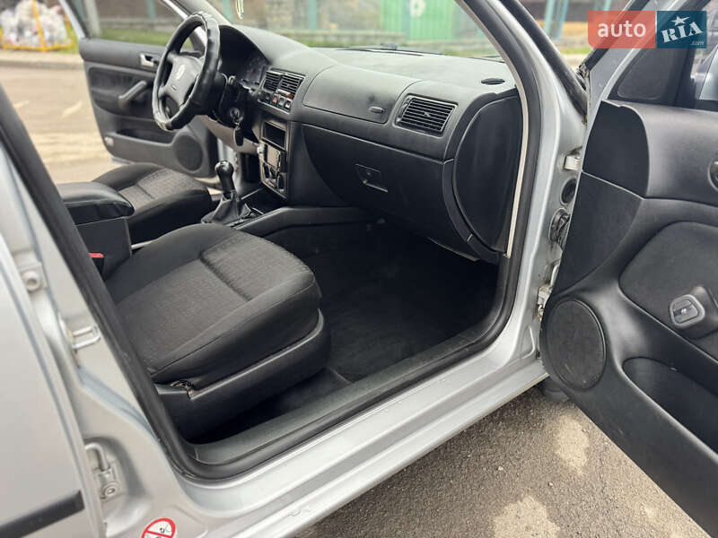 Хетчбек Volkswagen Golf 2003 в Борщеві