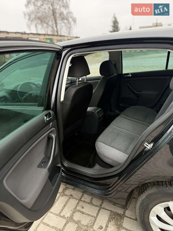 Хэтчбек Volkswagen Golf 2009 в Сумах