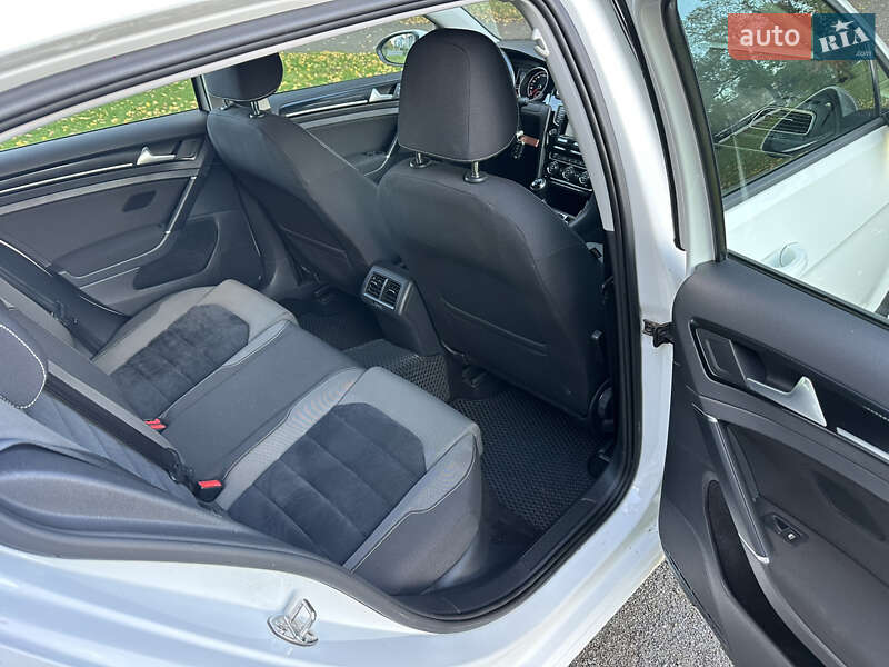 Хэтчбек Volkswagen Golf 2015 в Хмельницком