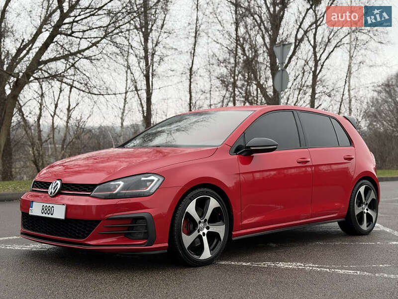 Хэтчбек Volkswagen Golf 2015 в Киеве