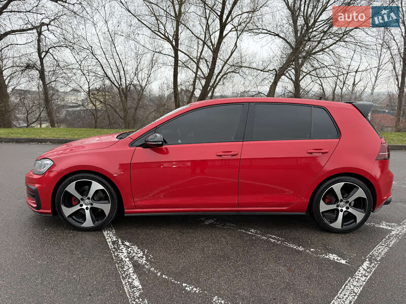 Хэтчбек Volkswagen Golf 2015 в Киеве