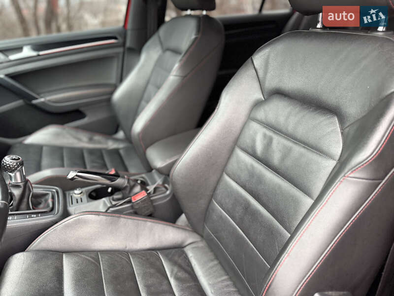 Хэтчбек Volkswagen Golf 2015 в Киеве