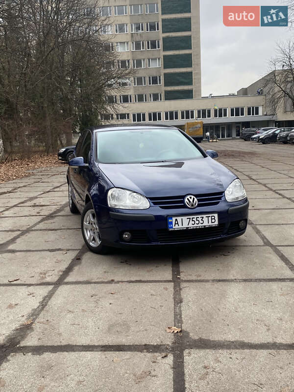Хэтчбек Volkswagen Golf 2004 в Киеве
