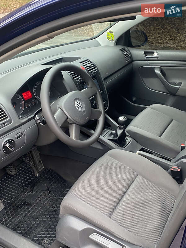 Хэтчбек Volkswagen Golf 2004 в Киеве