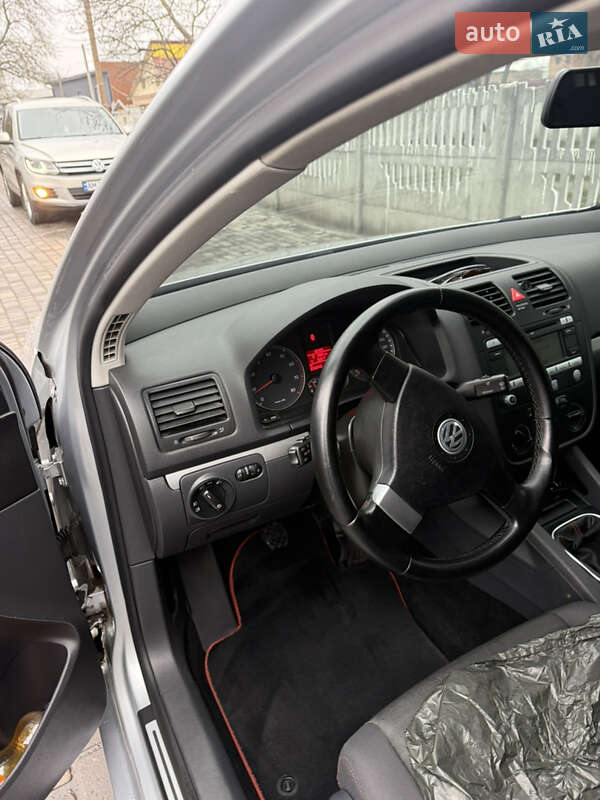 Хетчбек Volkswagen Golf 2006 в Звягелі