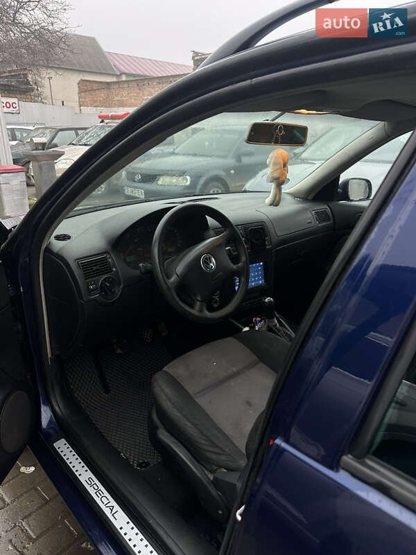 Універсал Volkswagen Golf 2002 в Чернівцях