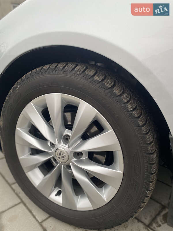 Универсал Volkswagen Golf 2011 в Жовкве