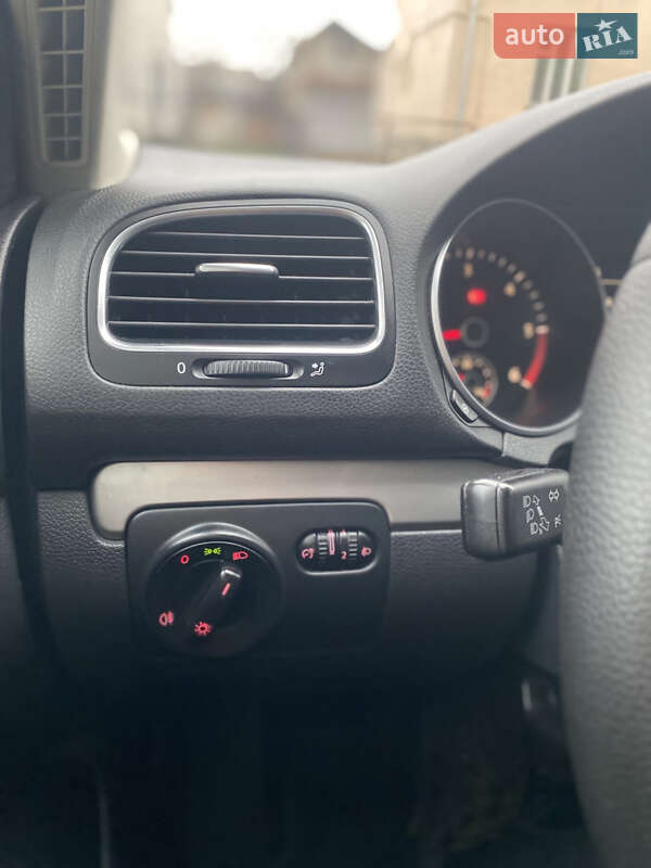 Универсал Volkswagen Golf 2011 в Жовкве