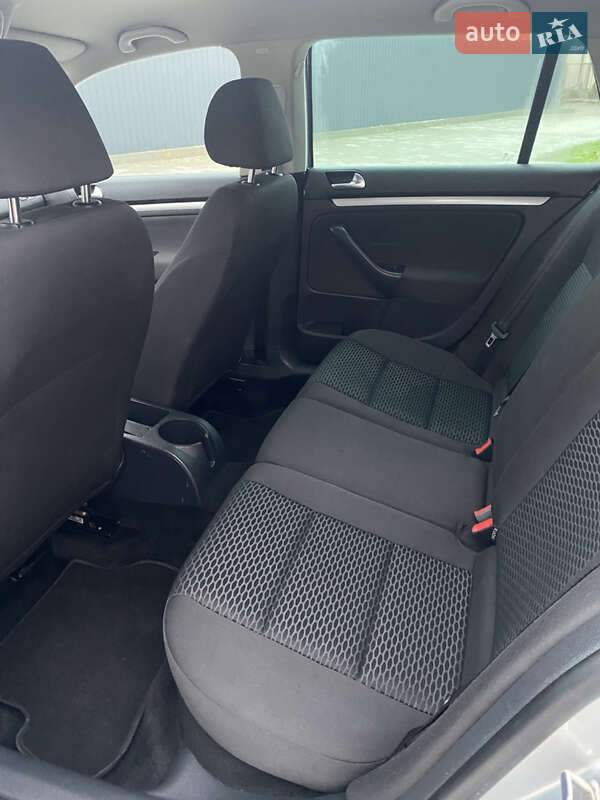 Универсал Volkswagen Golf 2011 в Жовкве