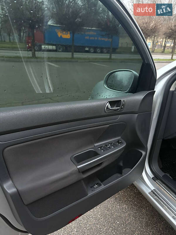 Хэтчбек Volkswagen Golf 2003 в Днепре