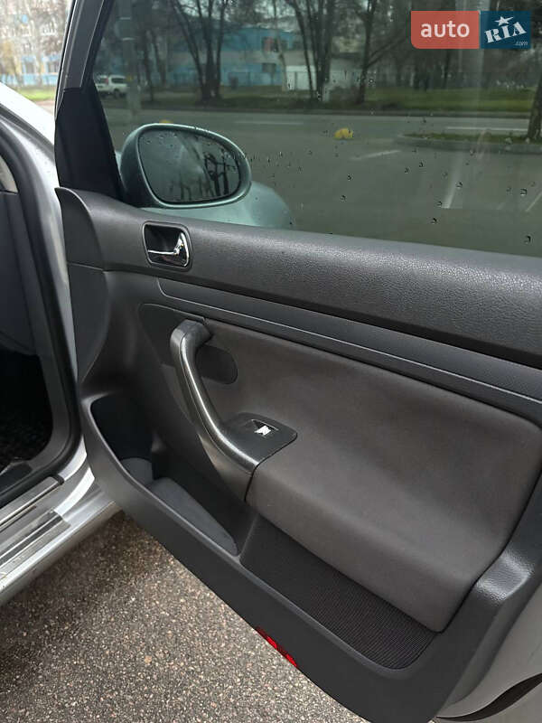 Хэтчбек Volkswagen Golf 2003 в Днепре