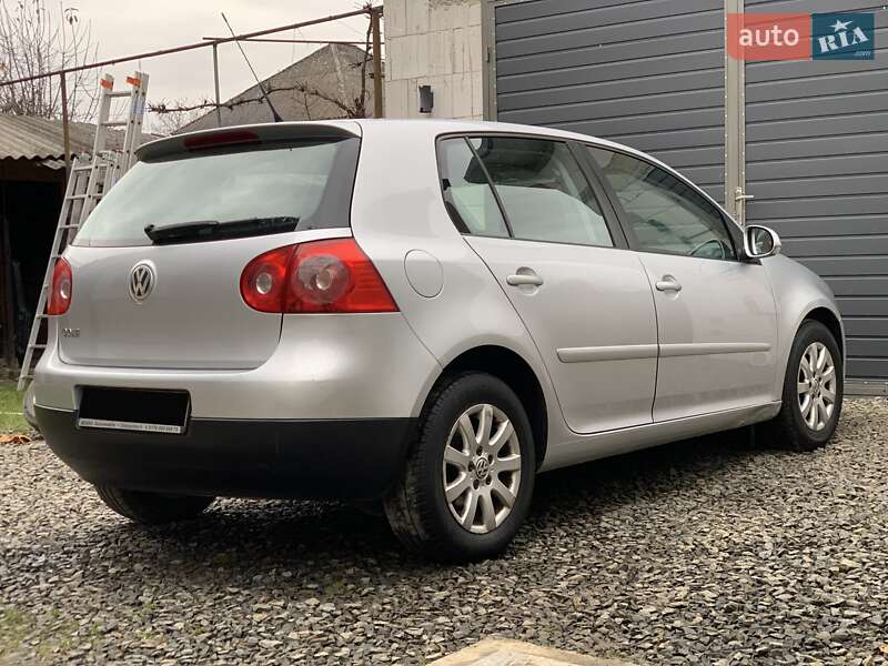 Хэтчбек Volkswagen Golf 2005 в Сваляве
