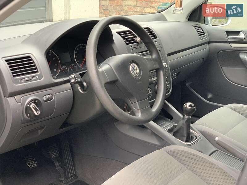 Хэтчбек Volkswagen Golf 2005 в Сваляве