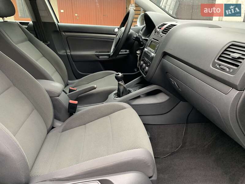 Хэтчбек Volkswagen Golf 2005 в Сваляве