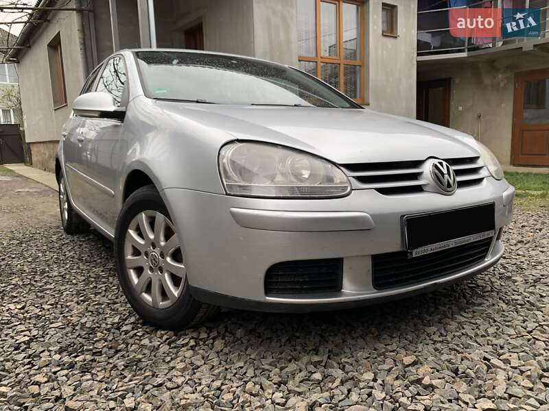 Хэтчбек Volkswagen Golf 2005 в Сваляве
