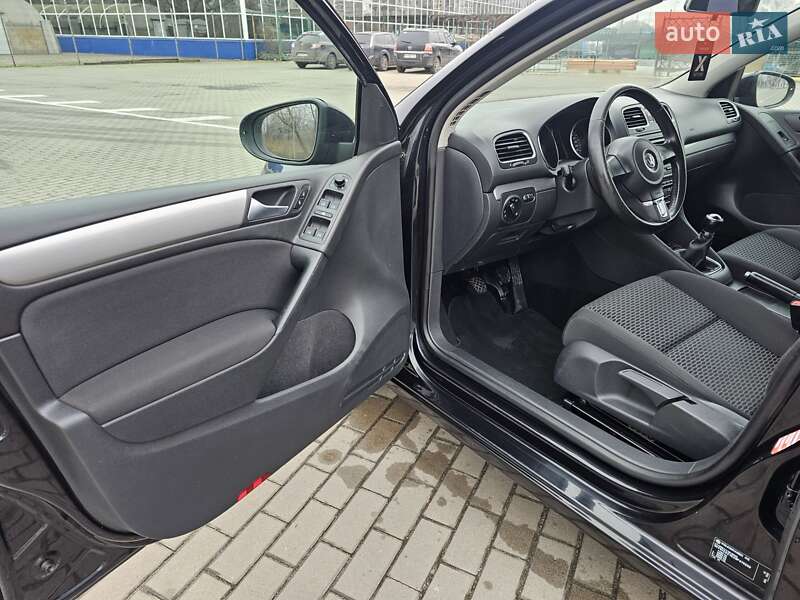 Хэтчбек Volkswagen Golf 2009 в Сумах