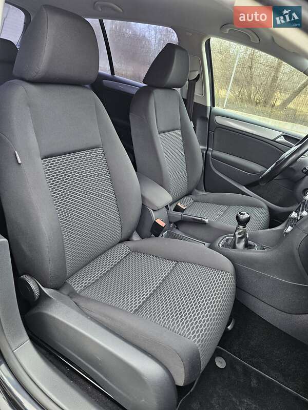 Хэтчбек Volkswagen Golf 2009 в Сумах