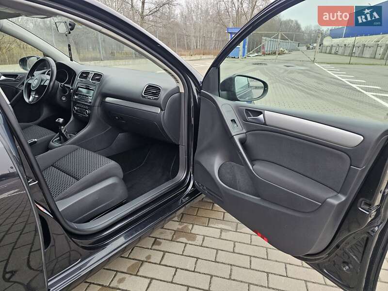 Хэтчбек Volkswagen Golf 2009 в Сумах