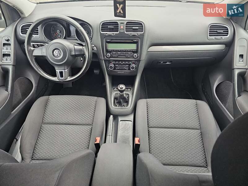 Хэтчбек Volkswagen Golf 2009 в Сумах