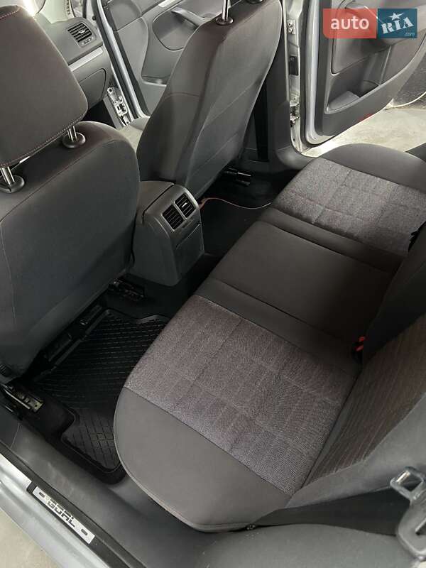 Хетчбек Volkswagen Golf 2006 в Києві