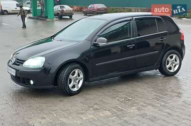 Хетчбек Volkswagen Golf 2004 в Чернівцях