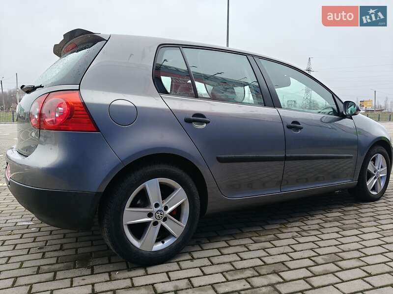 Хэтчбек Volkswagen Golf 2004 в Нововолынске