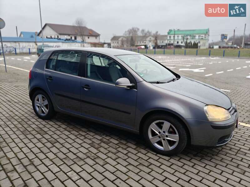 Хэтчбек Volkswagen Golf 2004 в Нововолынске