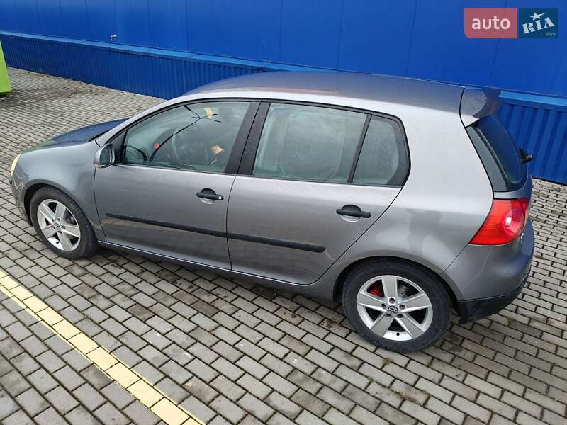 Хэтчбек Volkswagen Golf 2004 в Нововолынске