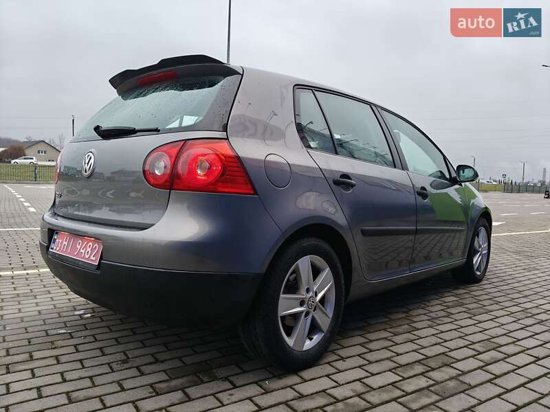 Хэтчбек Volkswagen Golf 2004 в Нововолынске