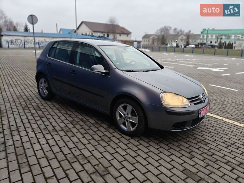 Хэтчбек Volkswagen Golf 2004 в Нововолынске