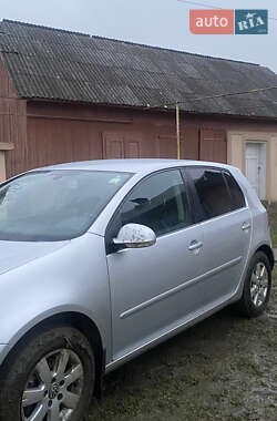 Хэтчбек Volkswagen Golf 2004 в Черновцах