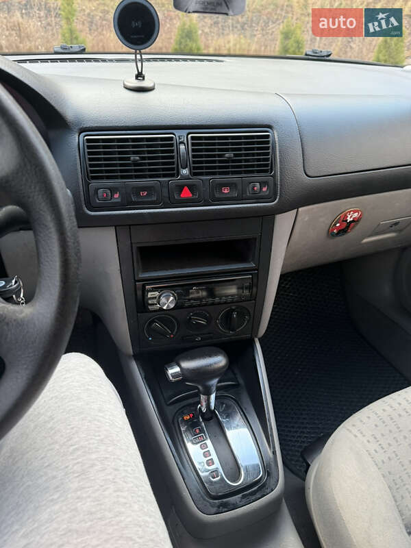 Хэтчбек Volkswagen Golf 2003 в Полянице