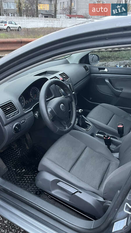 Хэтчбек Volkswagen Golf 2005 в Киеве