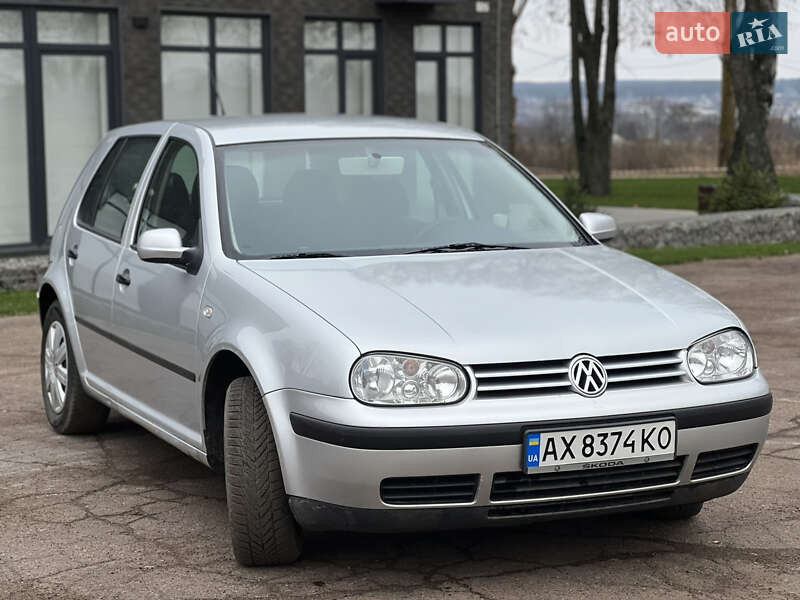 Хэтчбек Volkswagen Golf 2001 в Тростянце