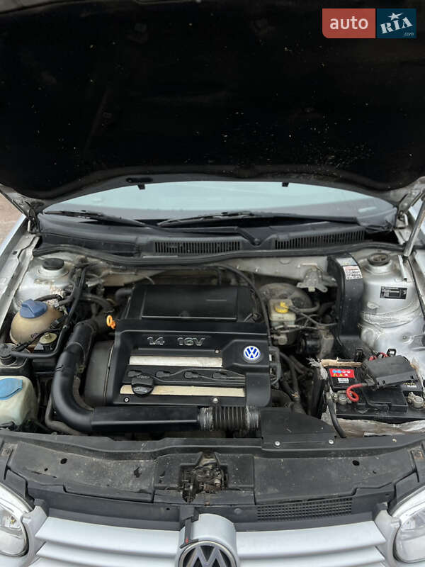 Хэтчбек Volkswagen Golf 2001 в Тростянце