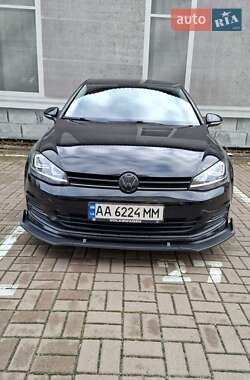 Хэтчбек Volkswagen Golf 2016 в Киеве