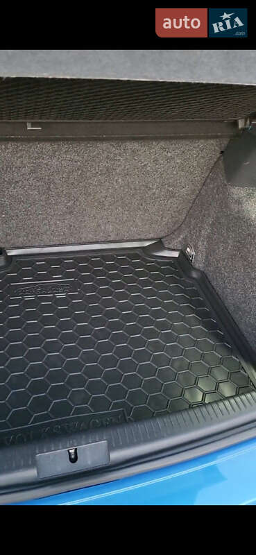 Хэтчбек Volkswagen Golf 2003 в Краснограде