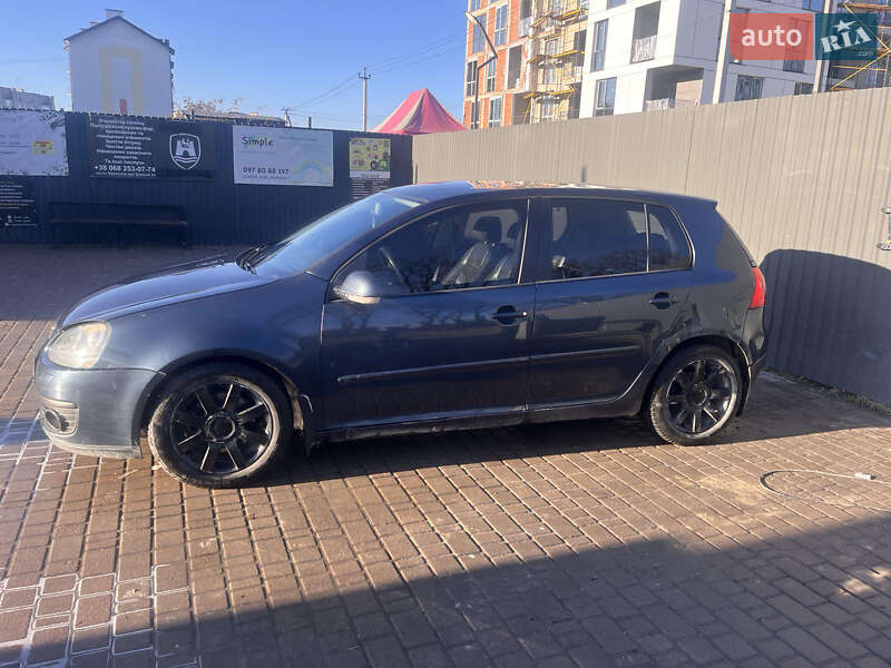 Хетчбек Volkswagen Golf 2004 в Львові