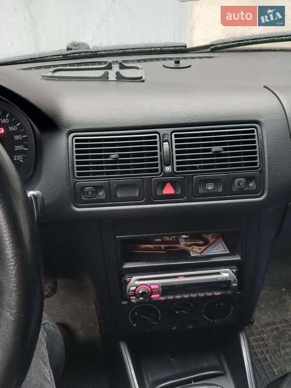 Хетчбек Volkswagen Golf 2003 в Хусті