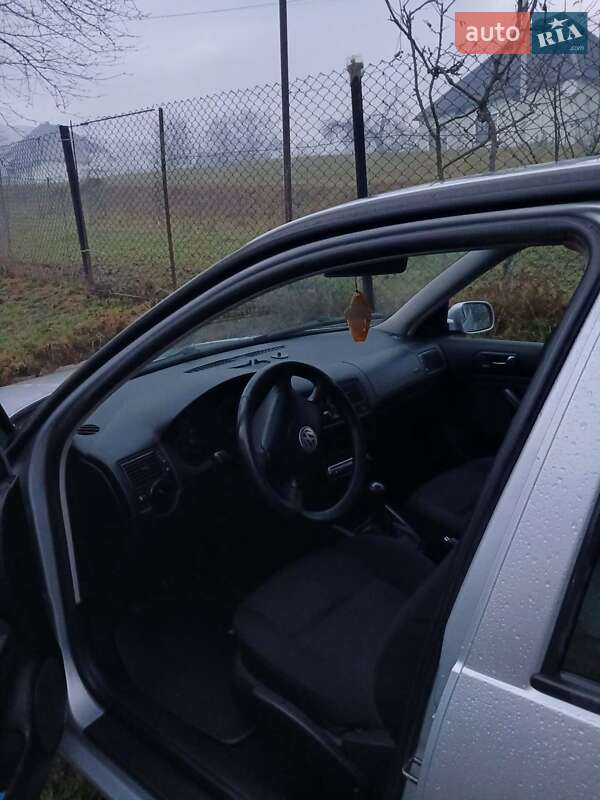 Хетчбек Volkswagen Golf 2003 в Хусті