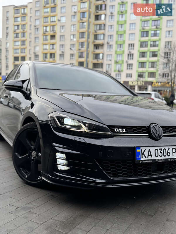 Хетчбек Volkswagen Golf 2016 в Києві