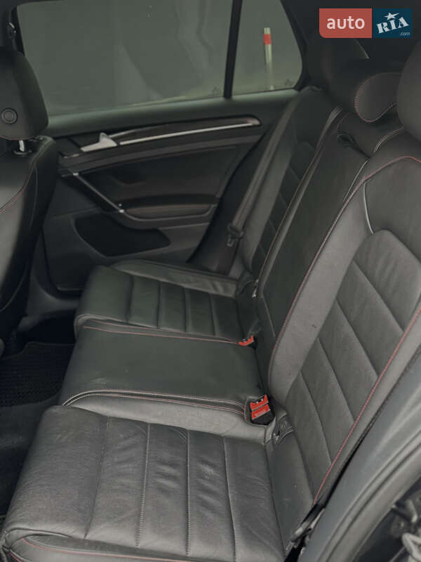 Хетчбек Volkswagen Golf 2016 в Києві