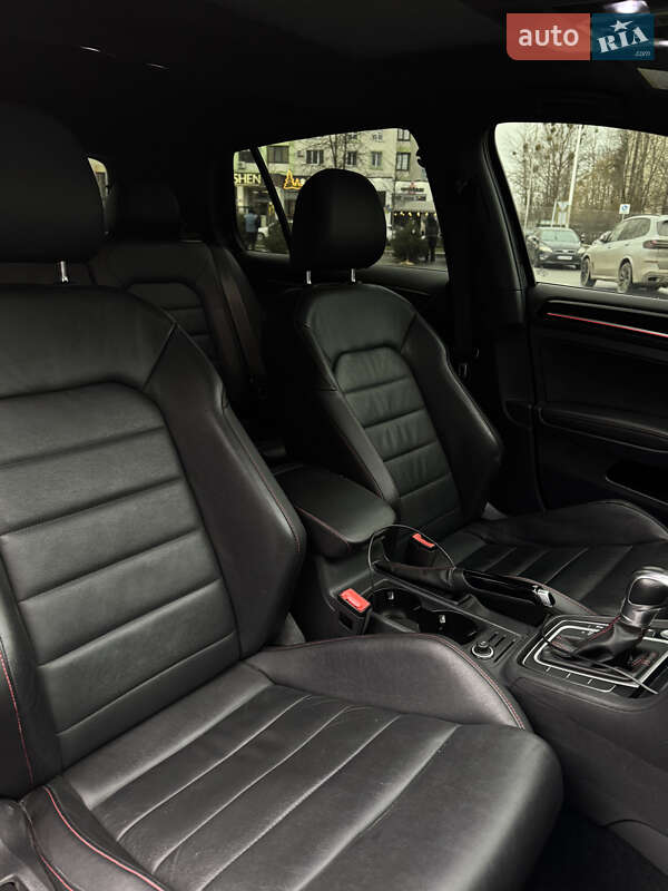 Хетчбек Volkswagen Golf 2016 в Києві