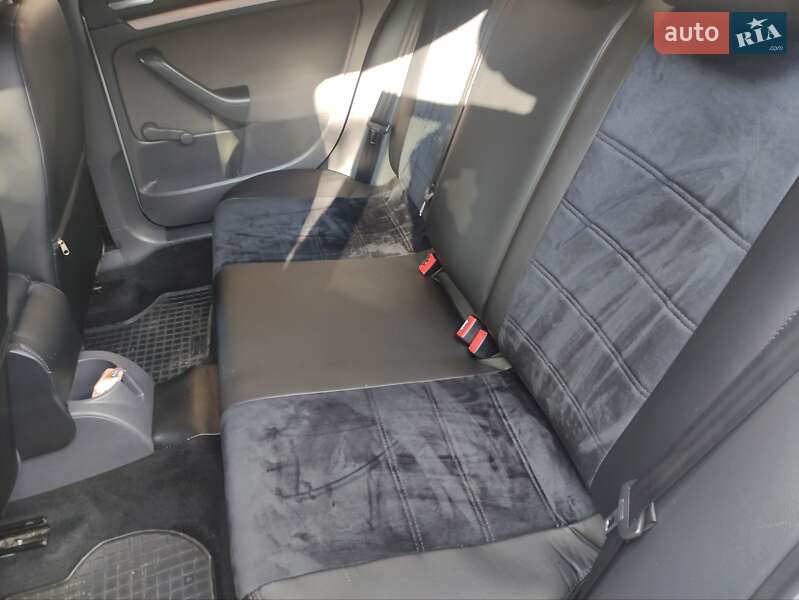 Хетчбек Volkswagen Golf 2006 в Южноукраїнську