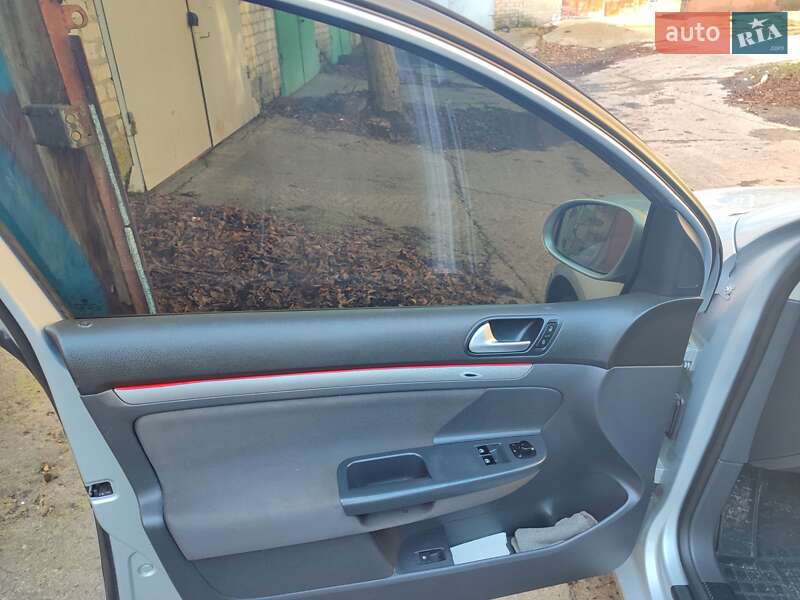 Хетчбек Volkswagen Golf 2006 в Южноукраїнську