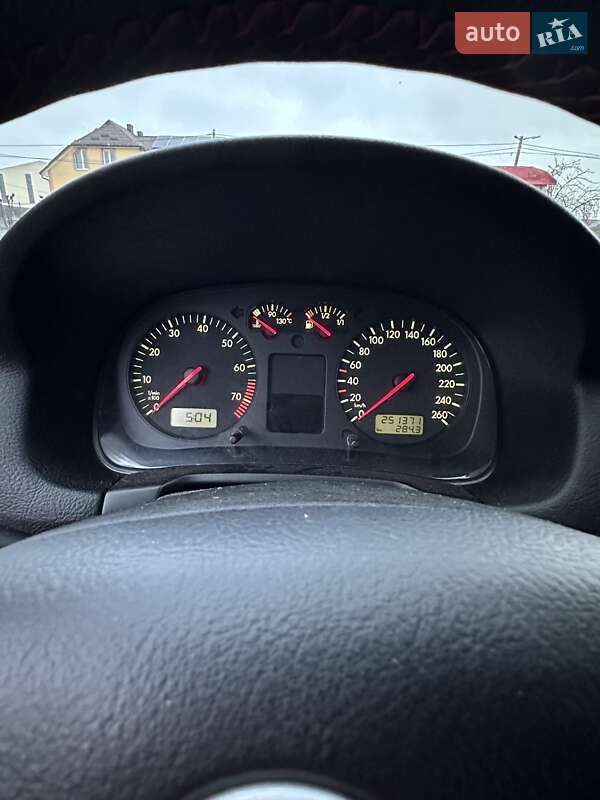 Хетчбек Volkswagen Golf 2002 в Городку