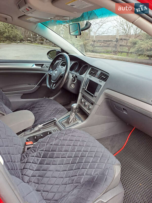 Хэтчбек Volkswagen Golf 2016 в Днепре