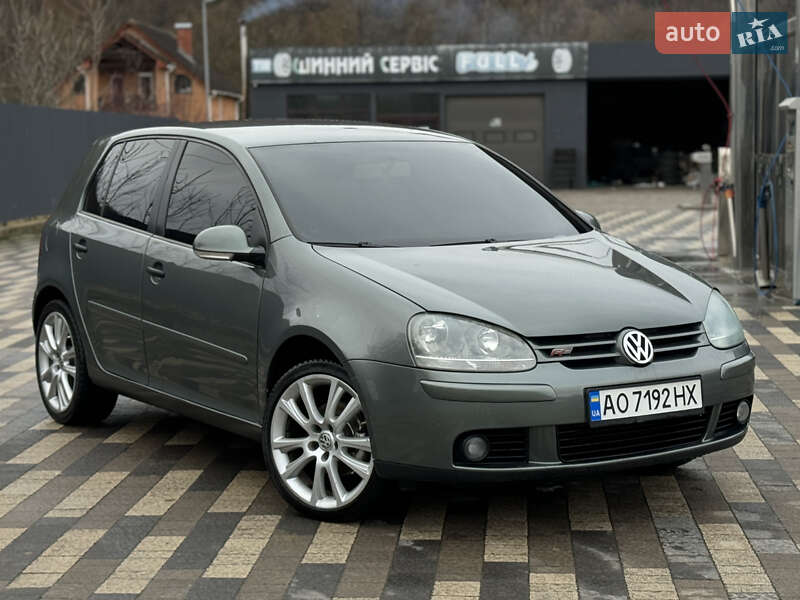 Хэтчбек Volkswagen Golf 2004 в Сваляве